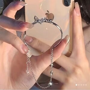 Chic Silver Butterfly Bracelet